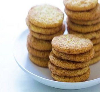 A plate of cookies on top of each other.