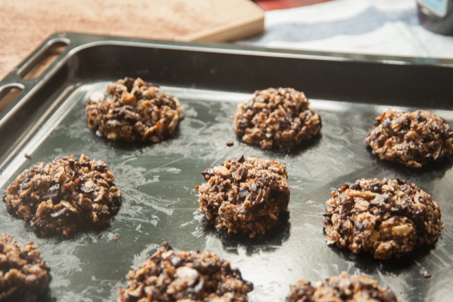 A tray of cookies on top of a table.